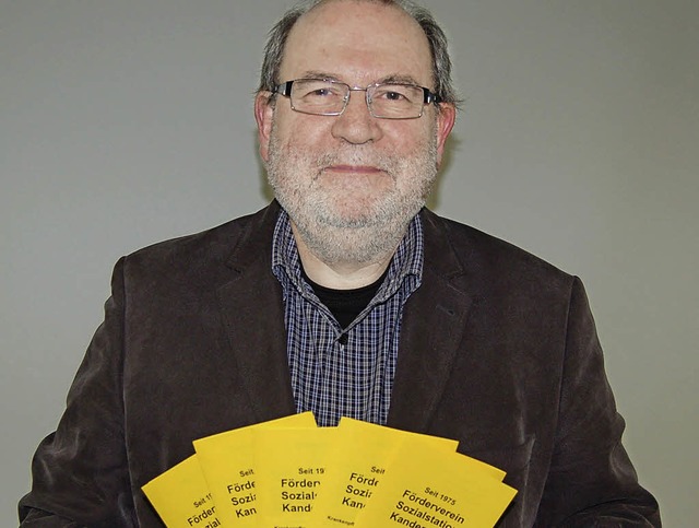 Peter Khn mit dem Flyer  des Frdervereins   | Foto: Tamara Keller