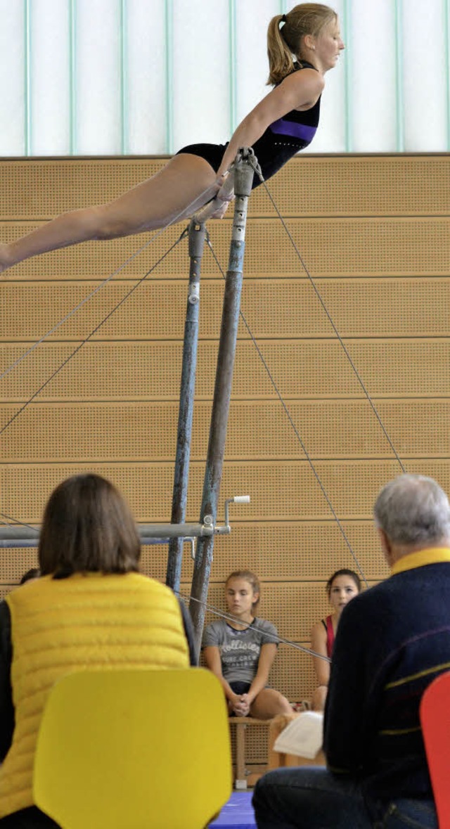 Turnerin und Jury beim Kreisfinale in Lrrach.    | Foto: Weber