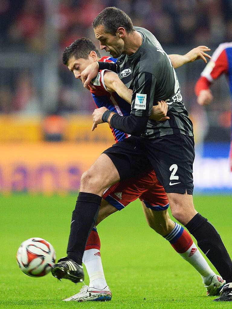 Der FC Bayern Mnchen schlgt in einem recht einseitigen Spiel den SC Freiburg.