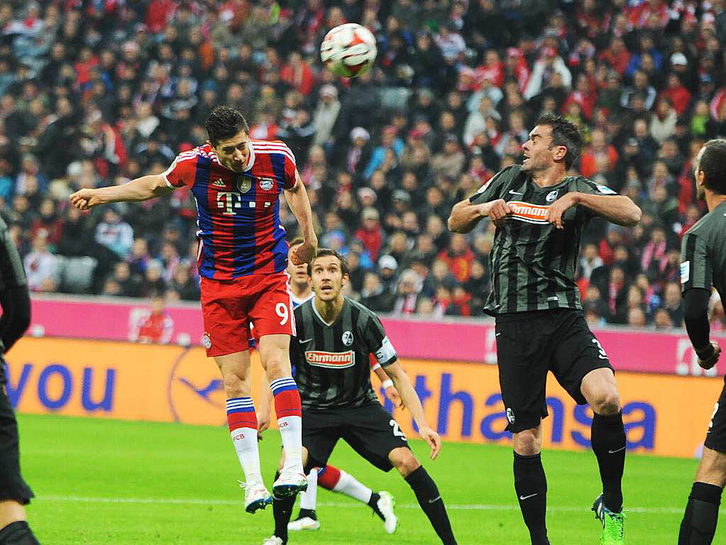 Der FC Bayern Mnchen schlgt in einem recht einseitigen Spiel den SC Freiburg.