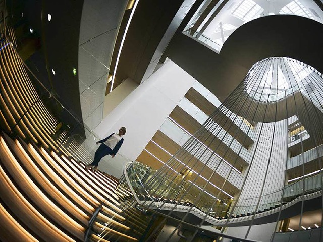 Durch das moderne Treppenhaus wirkt   ...ionalbibliothek  hell und weitlufig.   | Foto: afp