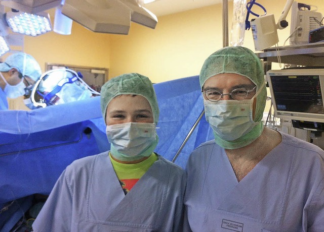 Max Grohmann mit Herzchirurg Friedhelm Beyersdorf (rechts) im OP  | Foto: Privat/Uniklinik