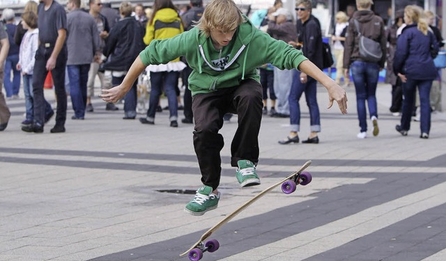 Ein Sprung mit dem Longboard   | Foto: DPA