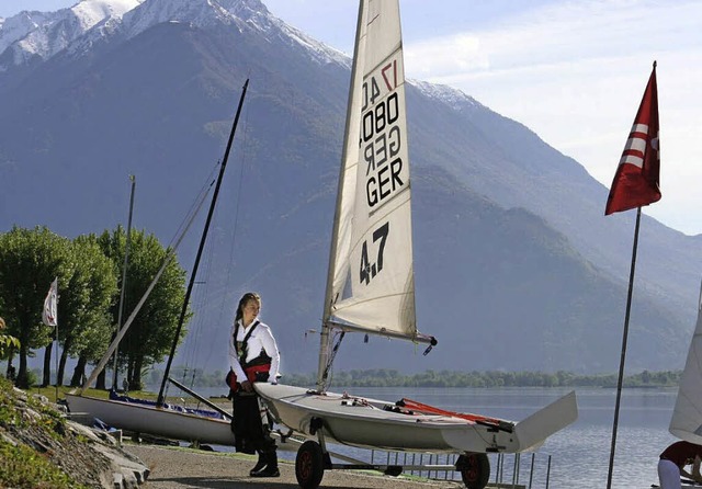 Sibille Weis und ihre Jolle: Die Schlerin liebt das Segeln.   | Foto: Privat