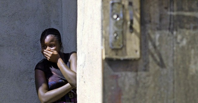 Eine Frau aus der Stadt Macenta in Gui... Ebola verstorbenen Nachbarn abholen.   | Foto: AFP