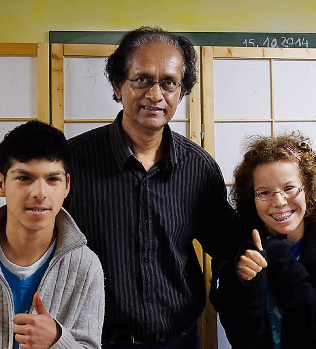 Sarath Ohlms mit den Zisch-Reportern Jens und Larissa  | Foto: Privat