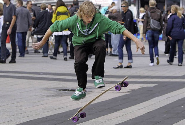 Ein Sprung mit dem Longboard  | Foto: dpa