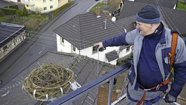 Rolf Schwrer zeigt auf das neue Nest in Niederhausen.  | Foto: NABU