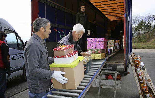 Viele weihnachtlich gepackte Pckchen rollten in den Lkw der Rumnienhilfe.  | Foto: Martina Faller