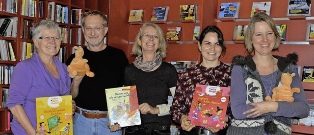 In der Stadtbibliothek: Hannelore Ross...otes  Holzregal spendieren zu knnen.   | Foto: Barbara Ruda