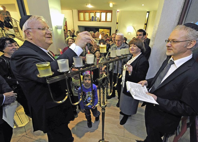 Wolfgang Gaber zndet die erste Chanuk...an &#8211; rechts Rabbiner Pavlovsky.   | Foto: Thomas Kunz
