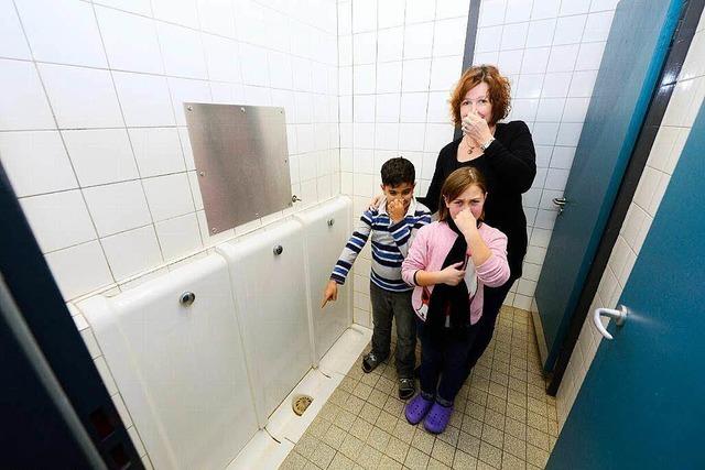 Ekel-Toiletten in Freiburger Grundschule – Urin tropft durch Decke