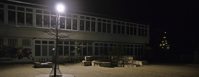 Der Brenfelsschulhof bei Nacht. Die A...durch Sicherheitsdienste stattfinden.   | Foto: Ralf H. Dorweiler