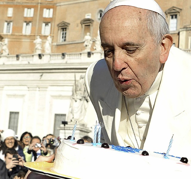 Papst Franziskus pustet.  | Foto: AFP