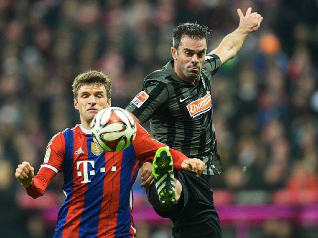 SC-Verteidiger Marc Torrejn im Duell mit Bayern-Spieler Thomas Mller.  | Foto: AFP