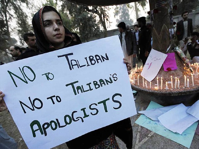 &#8222;Nein zu Taliban, Nein zu jenen,...eht auf dem Plakat der  Pakistanerin.   | Foto: DPA