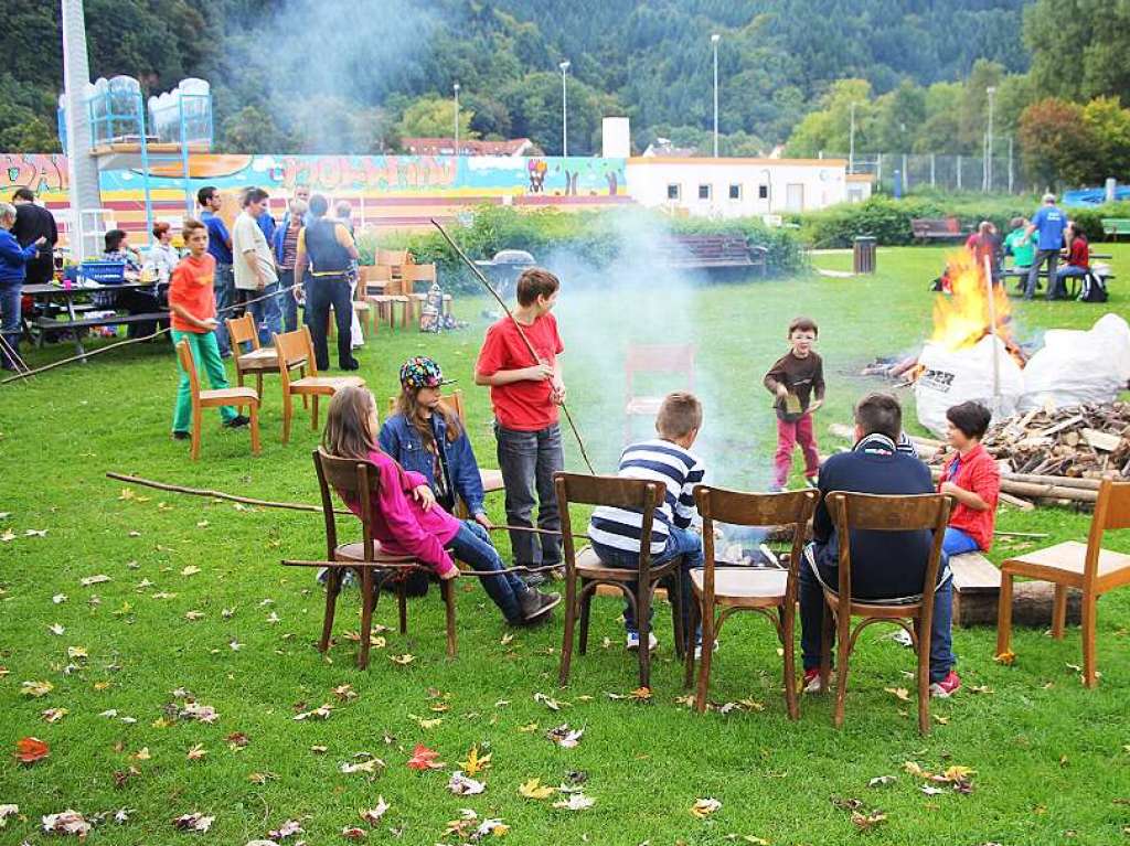 Stockbrotbacken und Lagerfeuer im Kollnauer Bad.