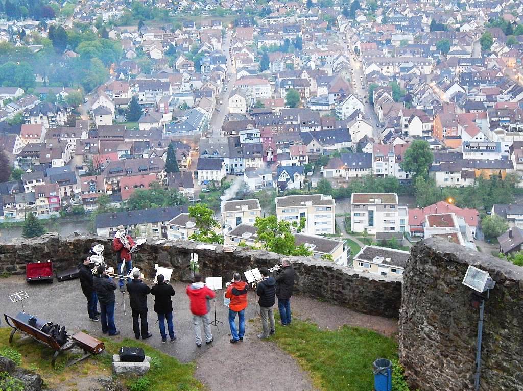 Maiwecken der Stadtmusik von der Kastelburg.