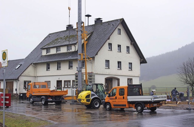 Am Feuerwehrhaus in Langenordnach wird krftig gearbeitet.  | Foto: Joachim Frommherz
