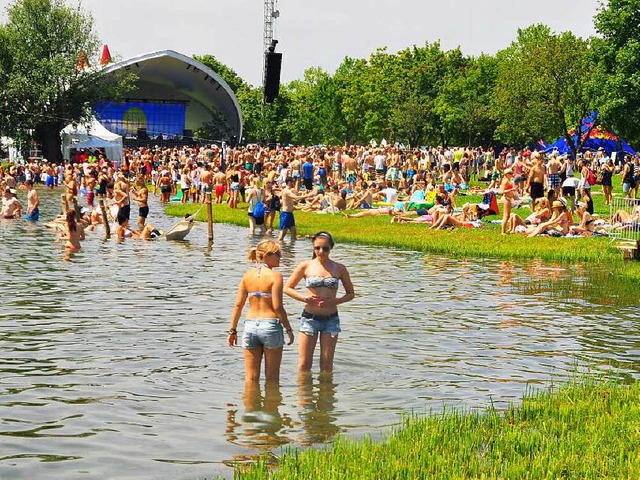 Mit den Fen im Wasser feiern &#8211; das geht bei der Sea You am Tunisee.  | Foto: Jan Lienemann