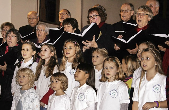 Standen gemeinsam auf der Bhne: die e...r kumenische Kinder- und Jugendchor.   | Foto: Martina Faller