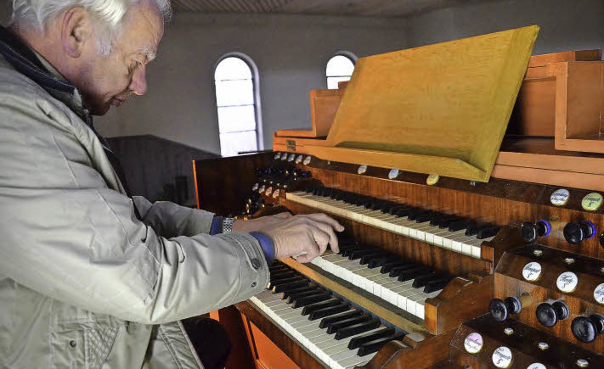 Alfred Nienhaus, der seit kurzem Rentn...Pfaffenweiler Orgel erklingen lassen.   | Foto: Thomas Goebel