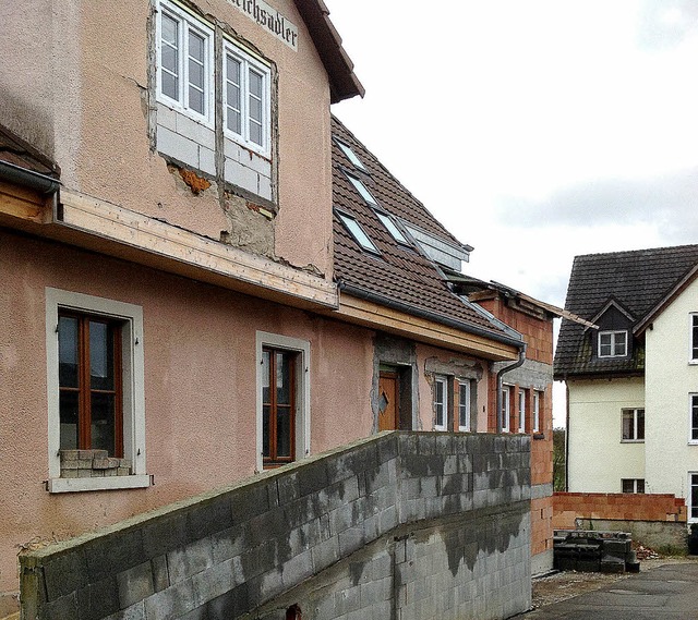 Das ehemalige Gasthaus Zum Reichsadler... umgebaut - nicht alles ist genehmigt.  | Foto: Jutta Schtz