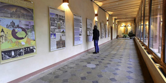 Ein interessierter Besucher studiert die Schautafeln ber die Untergrundkirche.   | Foto: Ingo Schneider