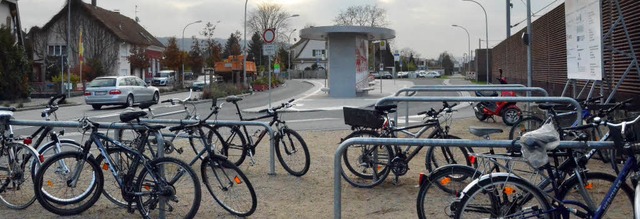 Noch stehen die Rder am Eimeldinger Bahnhof an provisorischen Stndern.   | Foto: langelott