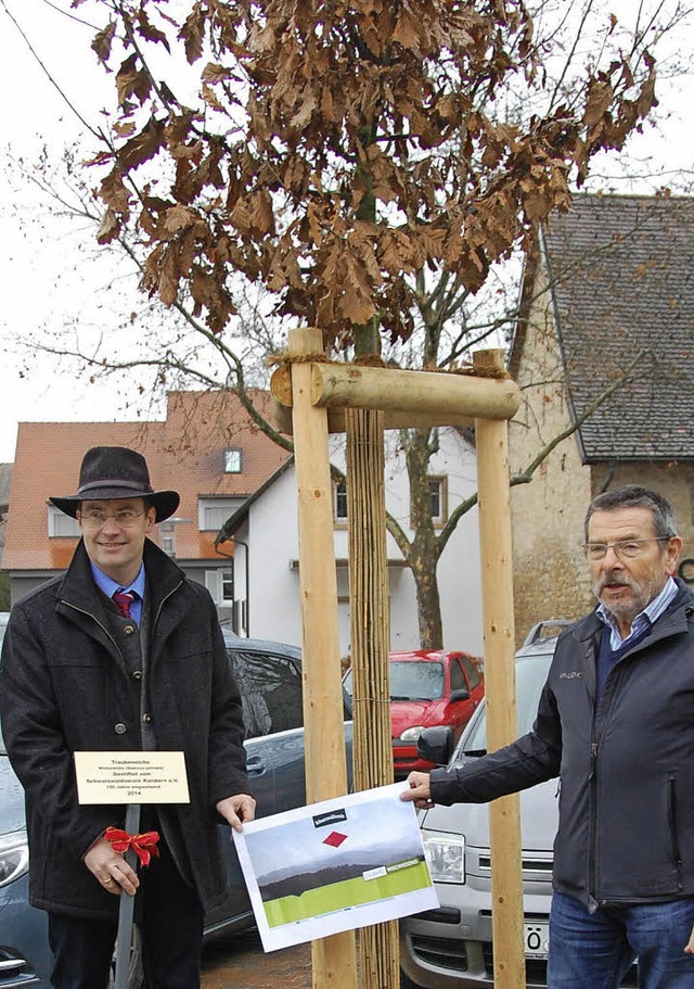 Christian Renkert (links) freute sich ber die Baumspende von Berthold Schmitz.   | Foto: Frey