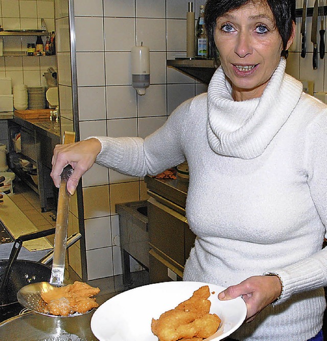 Brigitte Lke beim Backen der  Hobelspne   | Foto: Sedlak