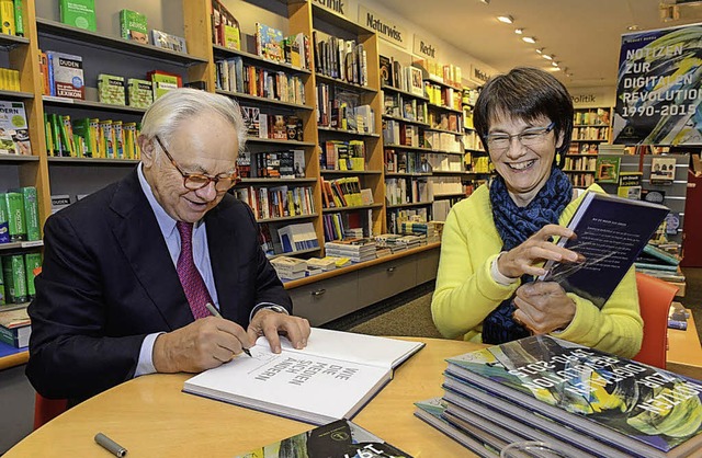 Hubert Burda signiert in der Buchhandlung von Barbara  Roth sein neues Buch.   | Foto: hubert burda media