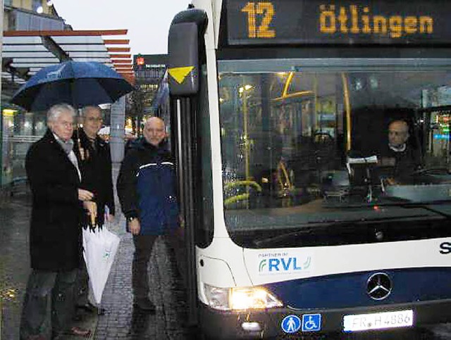 Rudolf Koger, OB Wolfgang Dietz und Ax...ren mit dem 16 Uhr-Bus nach tlingen.   | Foto: zVg