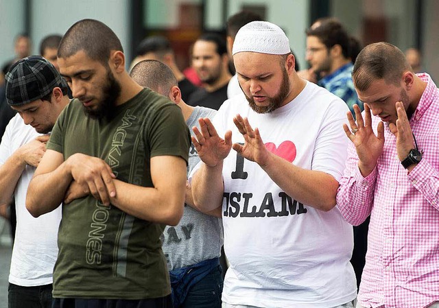 Salafist beim Gebet   | Foto: DPA
