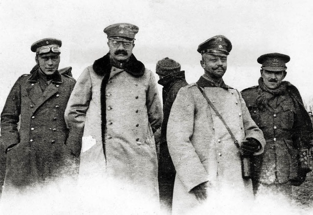 Frieden auf Zeit: deutsche und englische Offiziere  1914  | Foto: dpa
