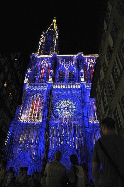 1000 Jahre:Straßburger Münster  im blauen Flutlicht  | Foto: JOHANNA LEGUERRE