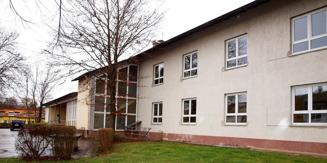 Die  Schule in Jechtingen soll abgeris...erden. Was das kostet ist noch unklar.  | Foto: Michael haberer
