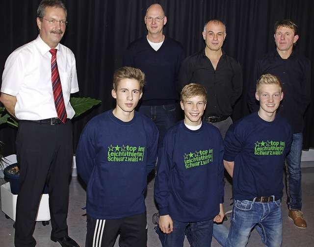 TuS-Vorsitzender Norbert Plum (links) ... und Leander Meng (hinten von links).   | Foto: Schle
