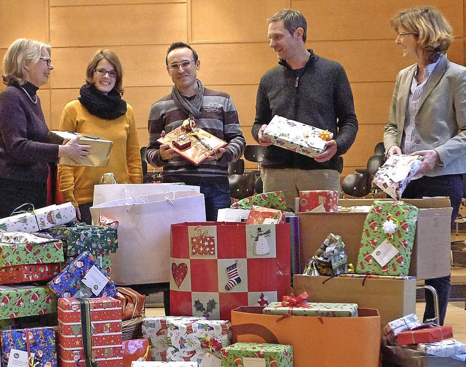 Die Freiburger Soroptimistinnen Gabi H...ndschule, die  gespendeten Geschenke.   | Foto: Privat