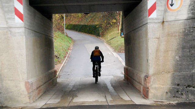 Unten durch wie an dieser Stelle  fhr...eg fr Radfahrer bald auch in Karsau.   | Foto: Ralf Staub