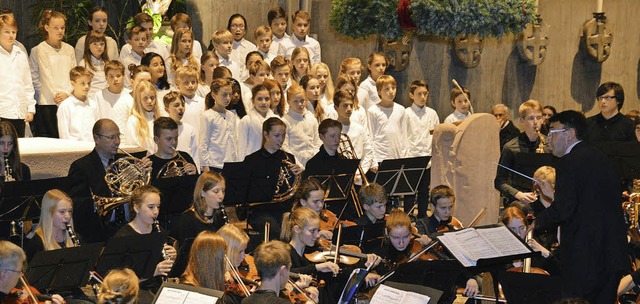 Orchester, Unterstufenchor und der Sch...k die viele Gste in der Jakobuskirche  | Foto: Helena Kiefer