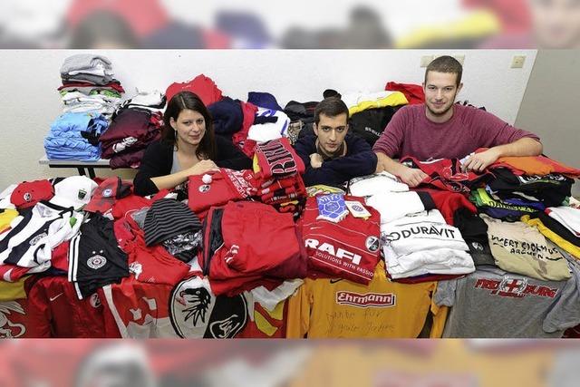 Die Fans des SC Freiburg sammeln Trikots für Flüchtlinge