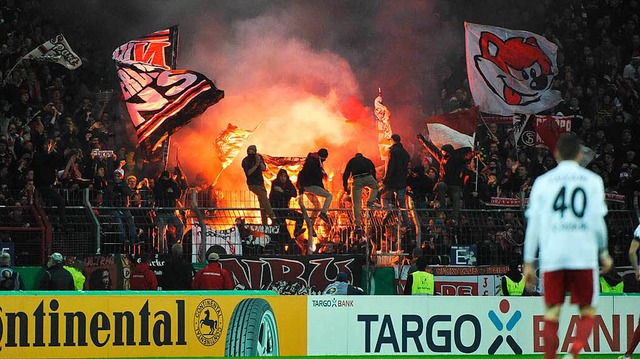 Fans des SC Freiburg brennen Pyrotechnik ab.  | Foto: Achim Keller