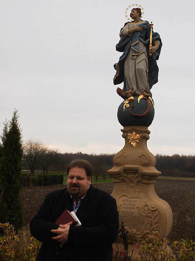 Pfarrer Steffen Jelic weiht die renovierte Madonna an der B3 in Oberschopfheim ein.