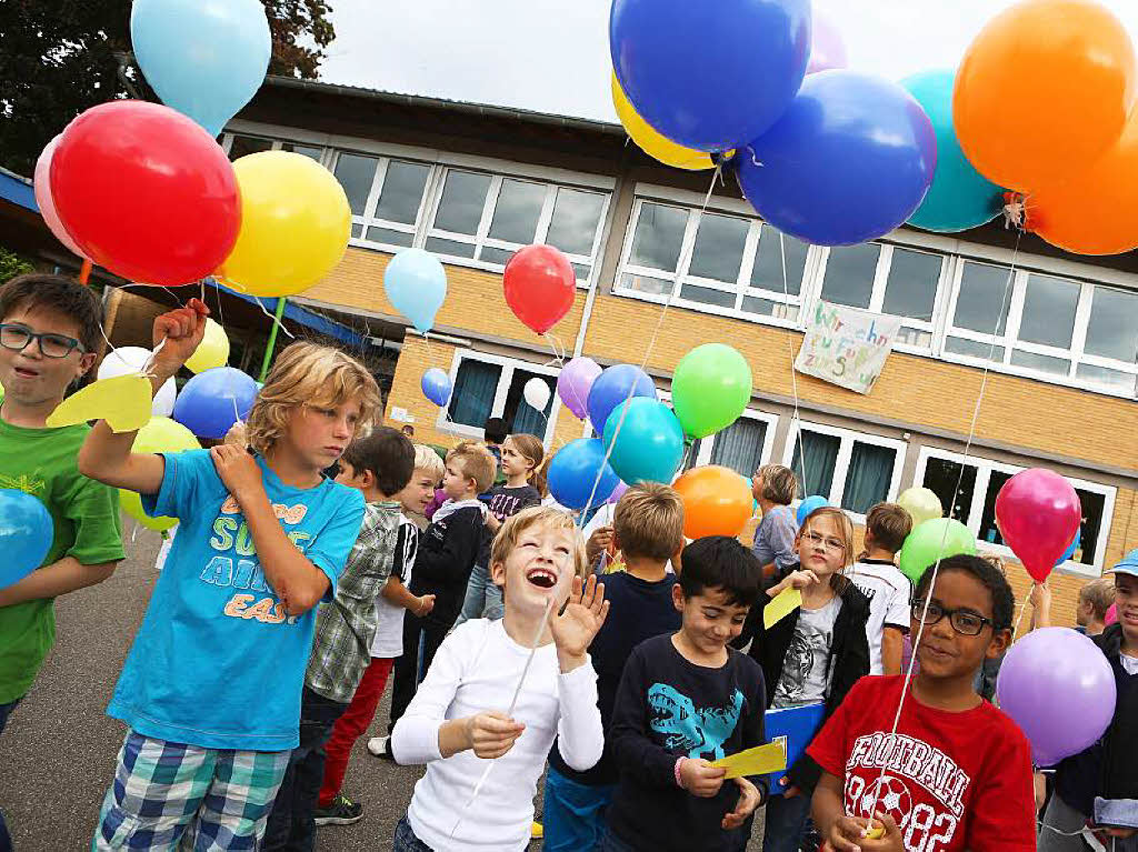 An der Grundschule Oberweier gibt es einen Luftballon-Wettbewerb.