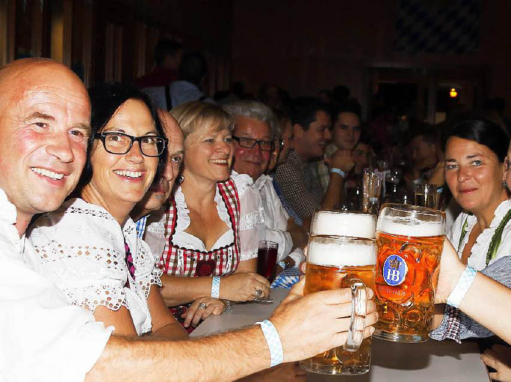 Hoch die Makrge: Beim Oktoberfest des MV Friesenheim fliet Bier in Mengen.
