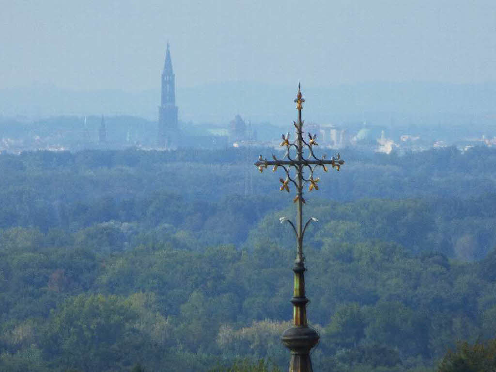 Weitblick: Mit einem Super-Tele erscheint das Straburger Mnster ganz nah. Im Vordergrund: St. Michael Oberweier.