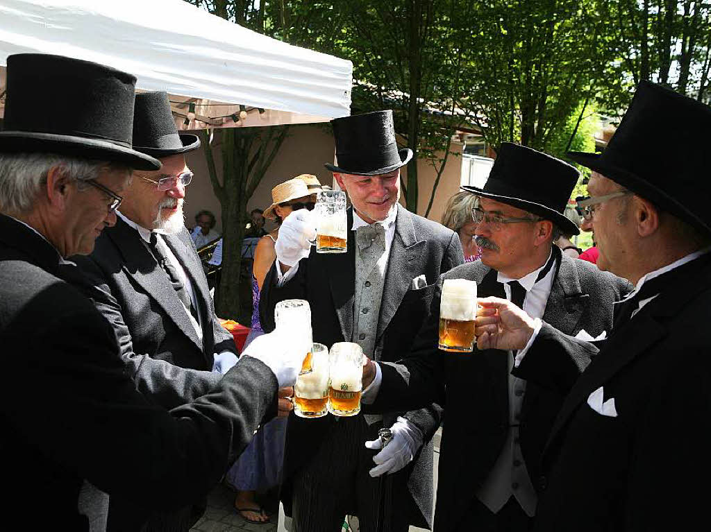 Friesenheims Brgermeister und die Ortsvorsteher trinken auf die 950-Jahr-Feier von Oberweier.