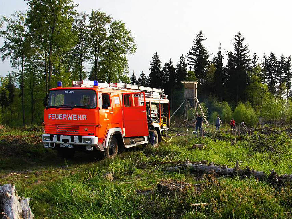 Die Feuerwehr hilft in der Sommertrockenheit: Jungbume werden gewssert und Trockenschden klein gehalten.