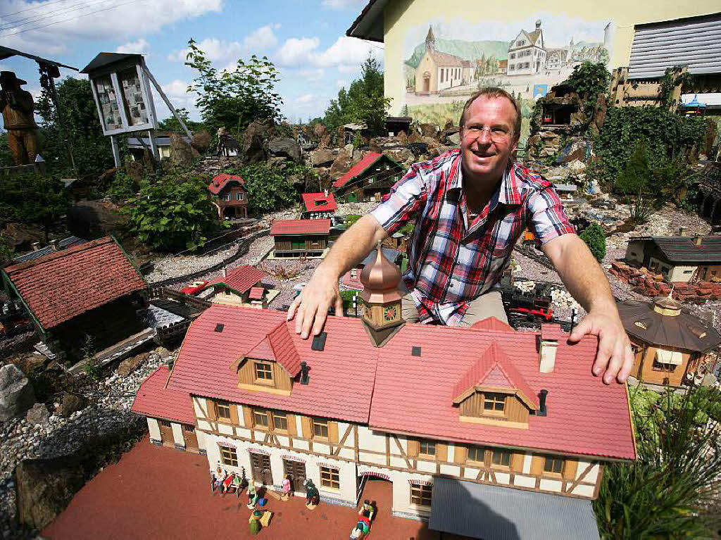 Spa an seiner selbst gebauten kleinen Welt in seinem Garten: Ewald Erb  hat zusammen mit Eberhard Neumann das Miniaturdorf samt Zgen, Gleisen und Bahnhof Diersburg ausgebaut.